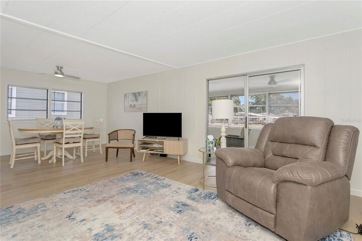 Property Photo: 115 White Oak Way FL 34237