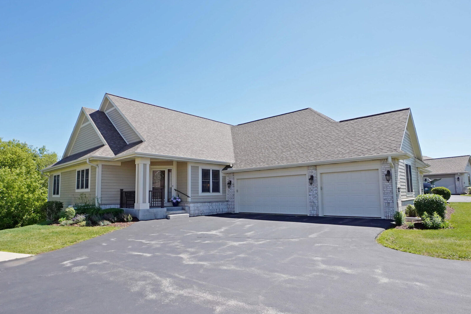Property Photo: 2914 W Villa Dr WI 53132