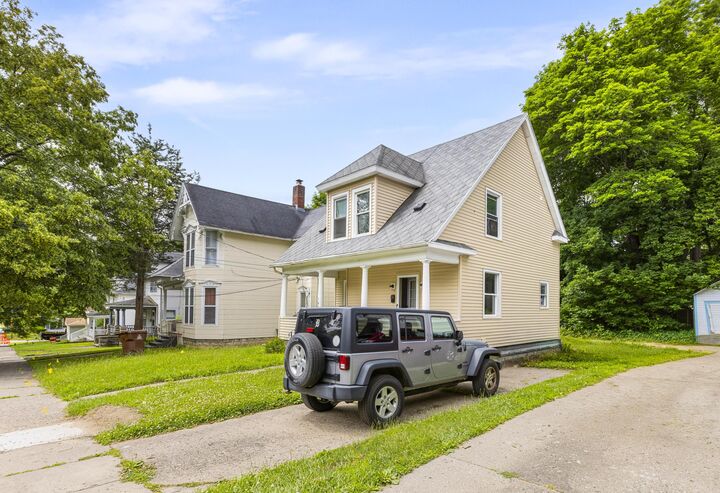 Property Photo:  1030 S Jackson Street  MI 49203 