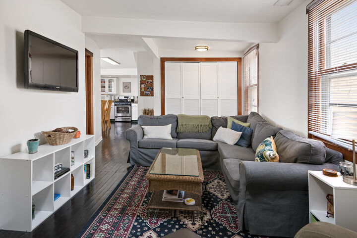 Property Photo:  1512 W School Street 3  IL 60657 