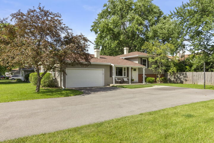 Property Photo:  5S481 Glenoban Drive  IL 60563 