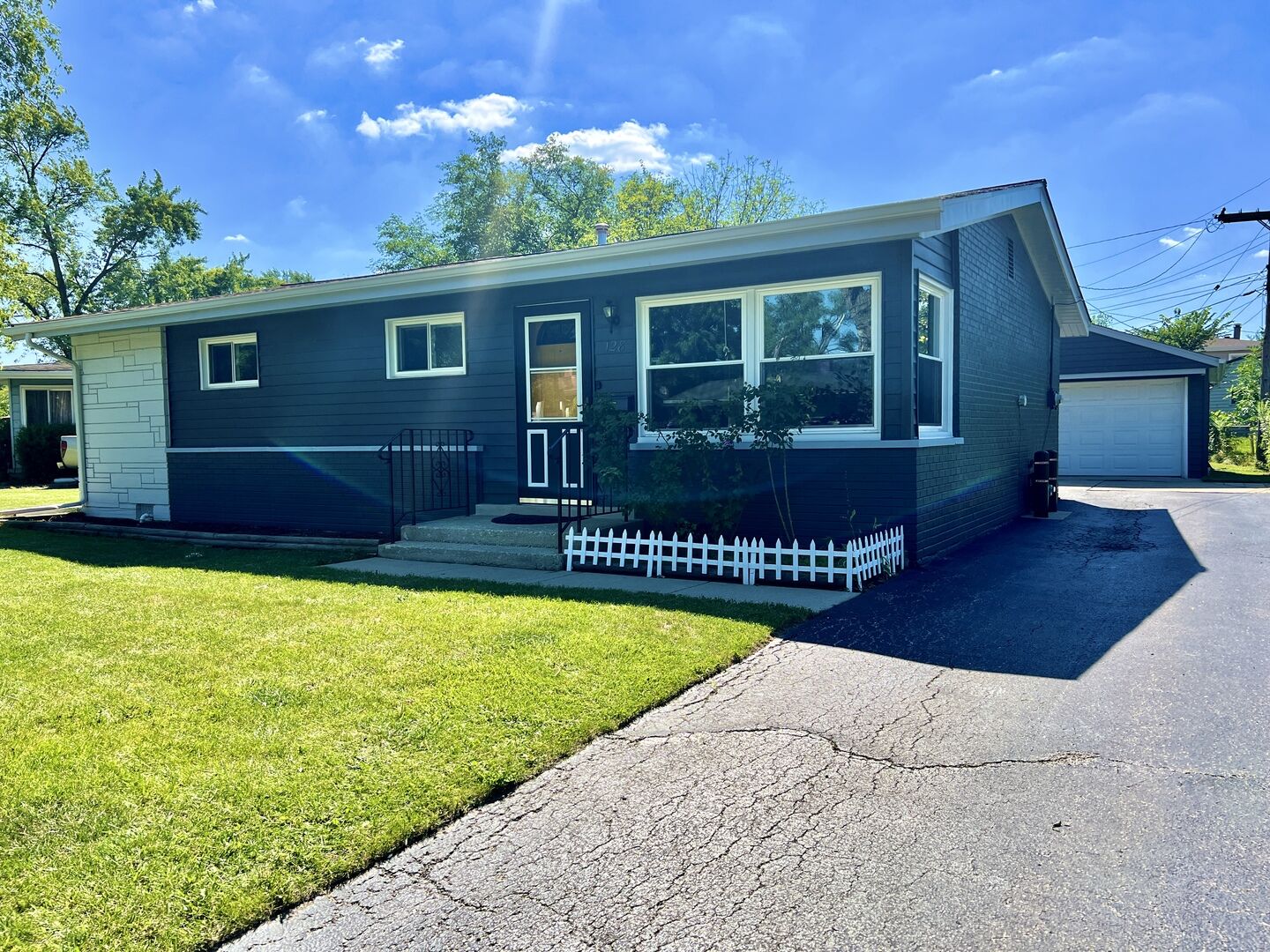 Property Photo:  128 E Normandy Drive  IL 60101 