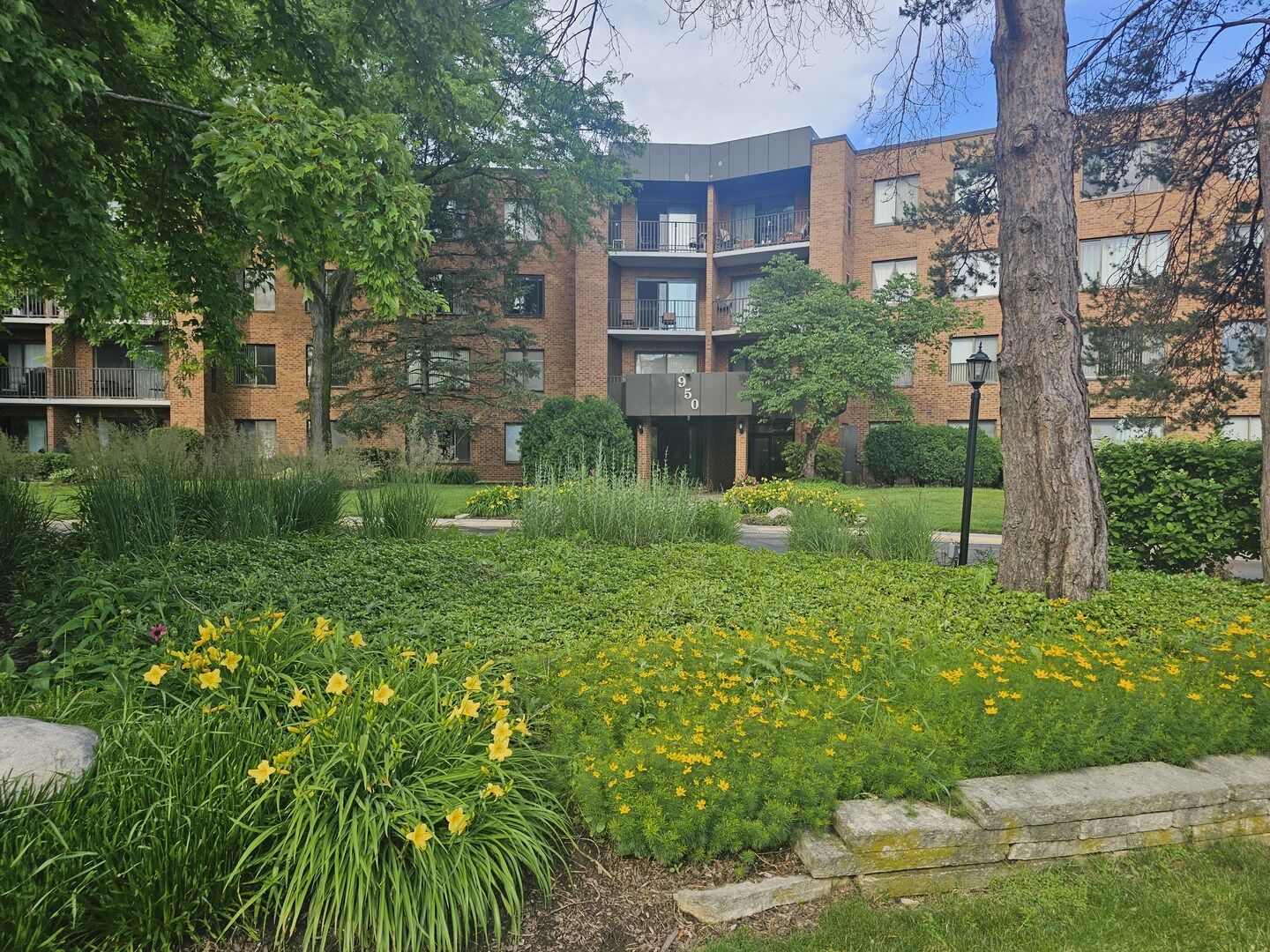 Property Photo:  950 E Wilmette Road 401  IL 60074 
