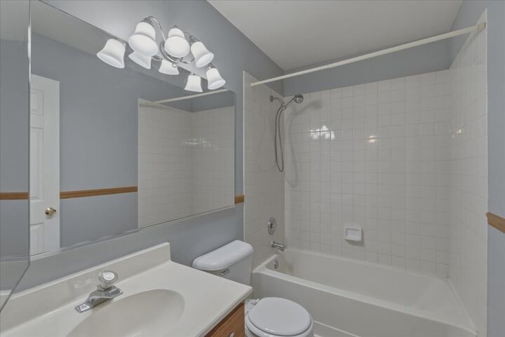 Property Photo:  4709 Southhampton Drive  IL 60042 