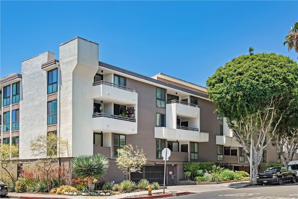 Property Photo: 911 N Kings Road 319 CA 90069