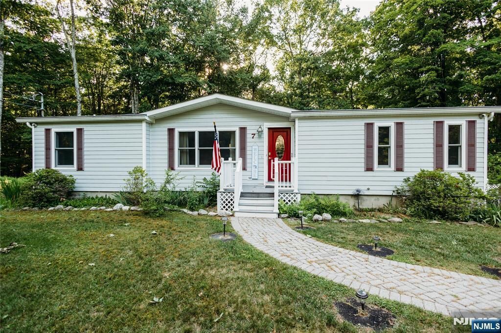 Property Photo:  7 New Myrtle Drive  NJ 07827 