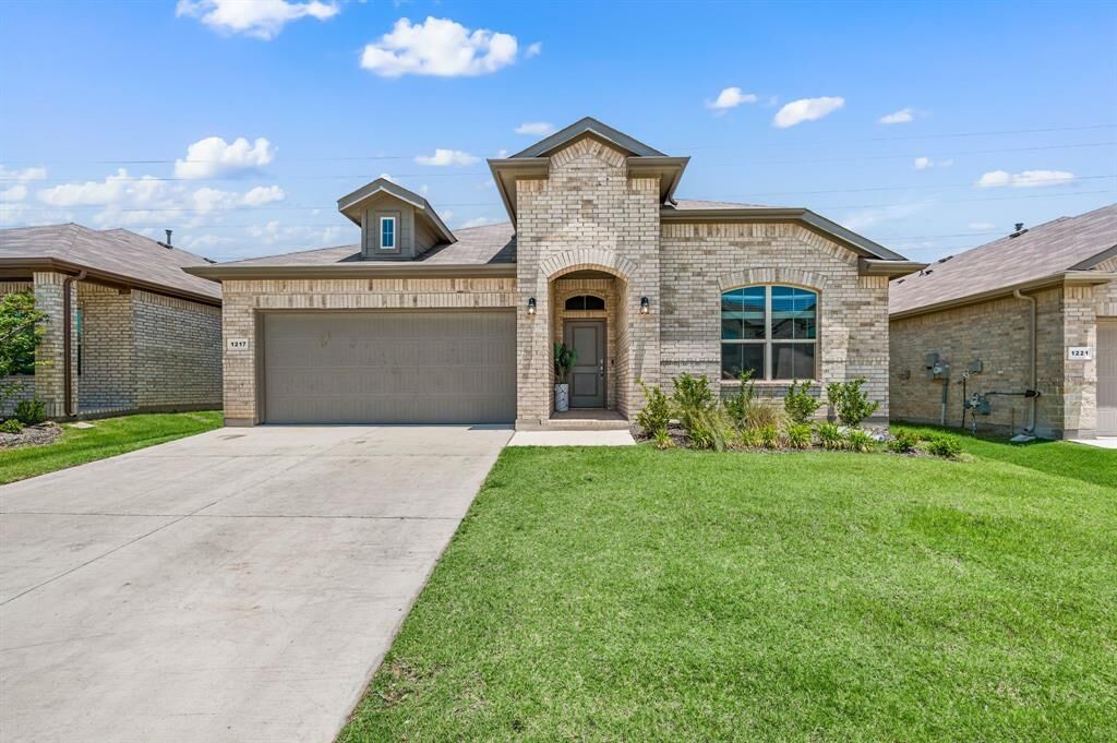 Property Photo: 1217 Southwark Drive TX 76247