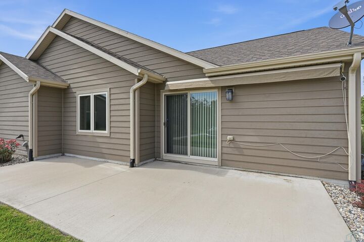 Property Photo: 300 Prairie Bluff Dr. IA 51054