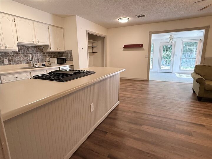 Property Photo:  1019 W School Street  AR 72761 