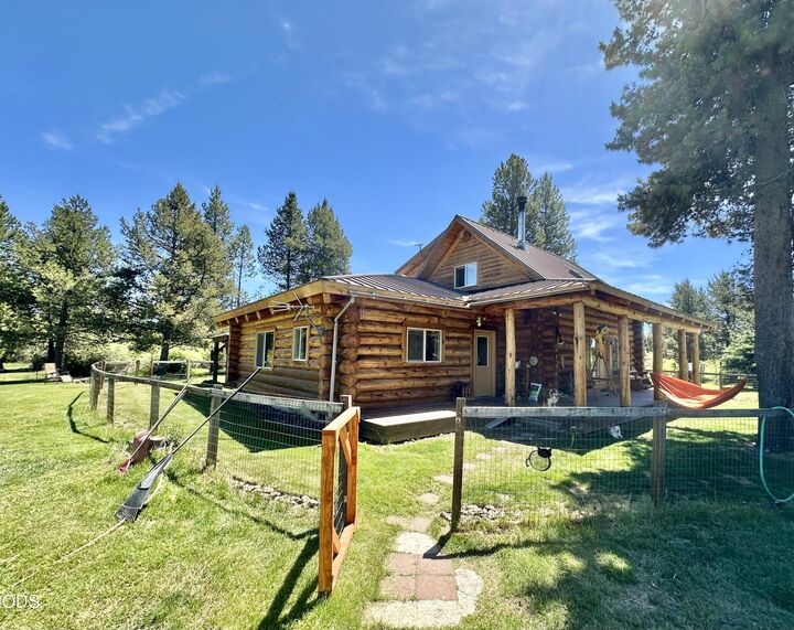 Property Photo:  17299 White Oak Place  OR 97707 
