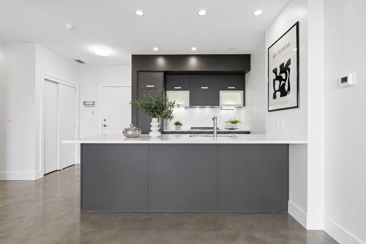 Property Photo: 2505 17 Avenue SW 607 AB T3E 7V3