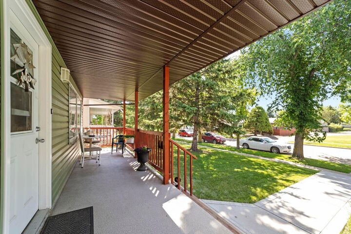 Property Photo: 6404A 45 Avenue AB T4V 0C2