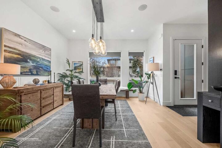 Property Photo:  2017 42 Avenue SW  AB T2T 2M8 