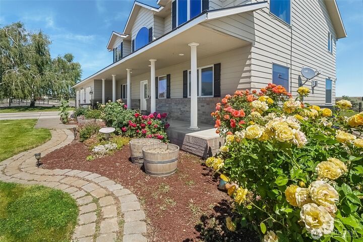 Property Photo:  5621  Road J.4  NE  WA 98837 