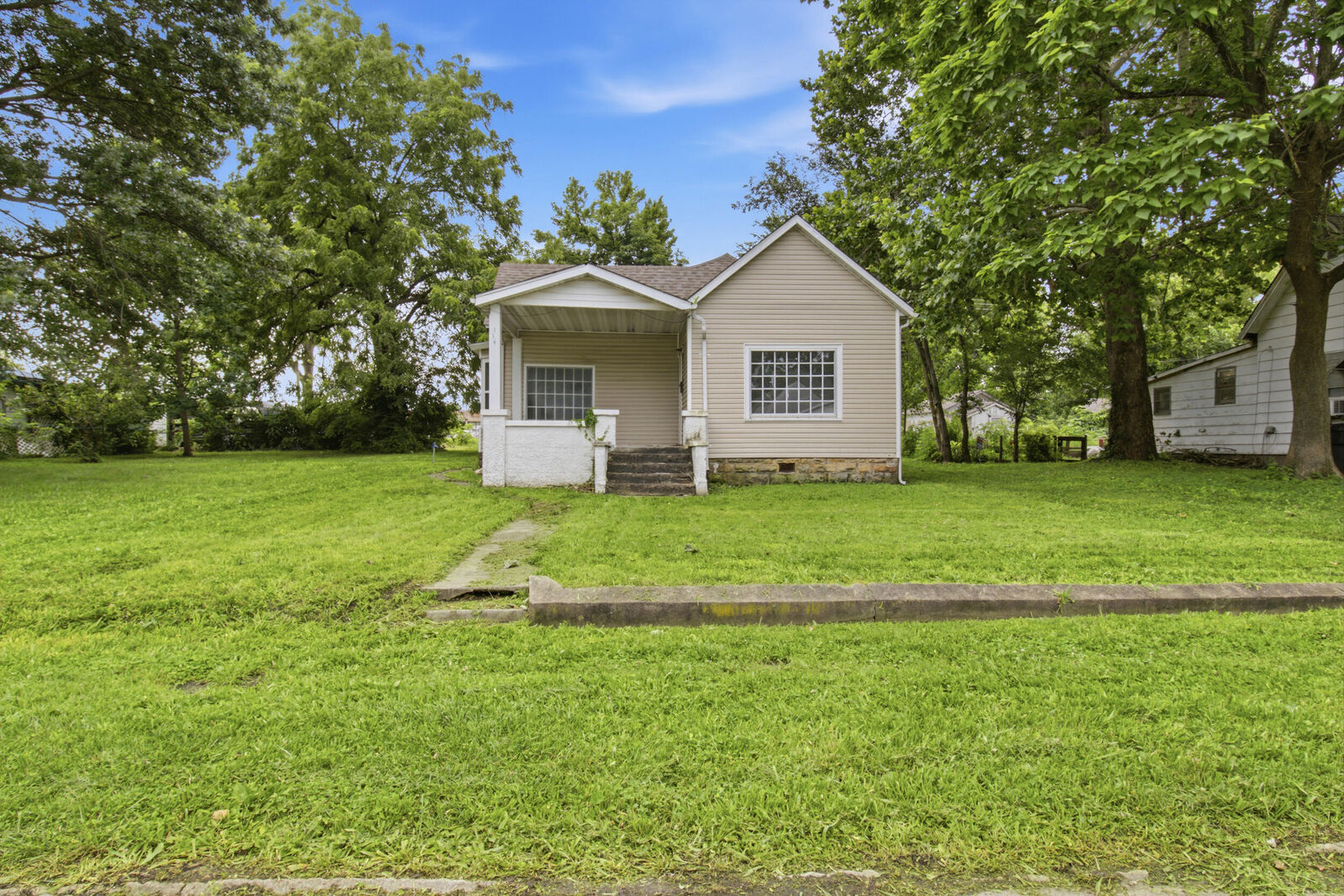 Property Photo:  114 E College Street  MO 65605 