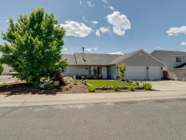 Property Photo:  520 E Beverly Ave  WA 99022 