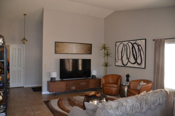 Property Photo: 1615 E Castlecrest Avenue CA 93292