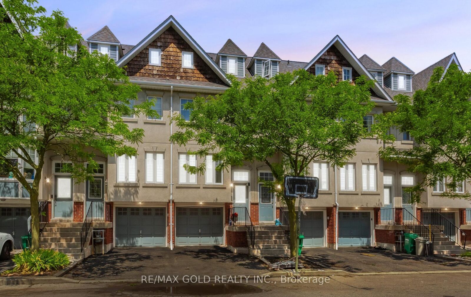 Property Photo: 800 Dundas Street W 37 ON L5C 4S5