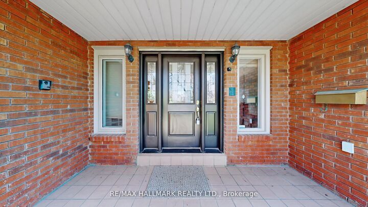 Property Photo:  82 Windermere Crescent S  ON L4C 6Y9 
