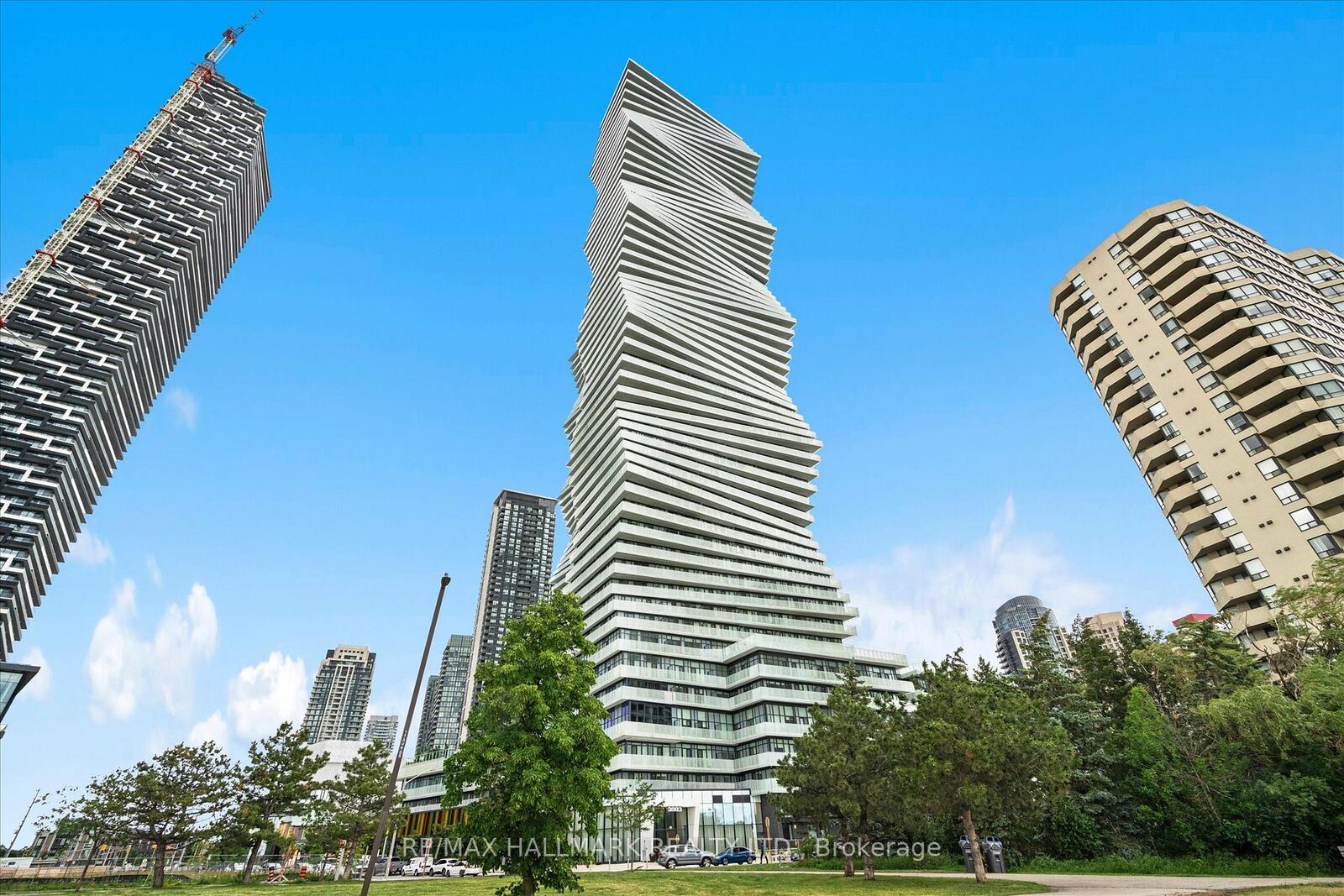 Property Photo: 3883 Quartz Road 1405 ON L5B 0M4