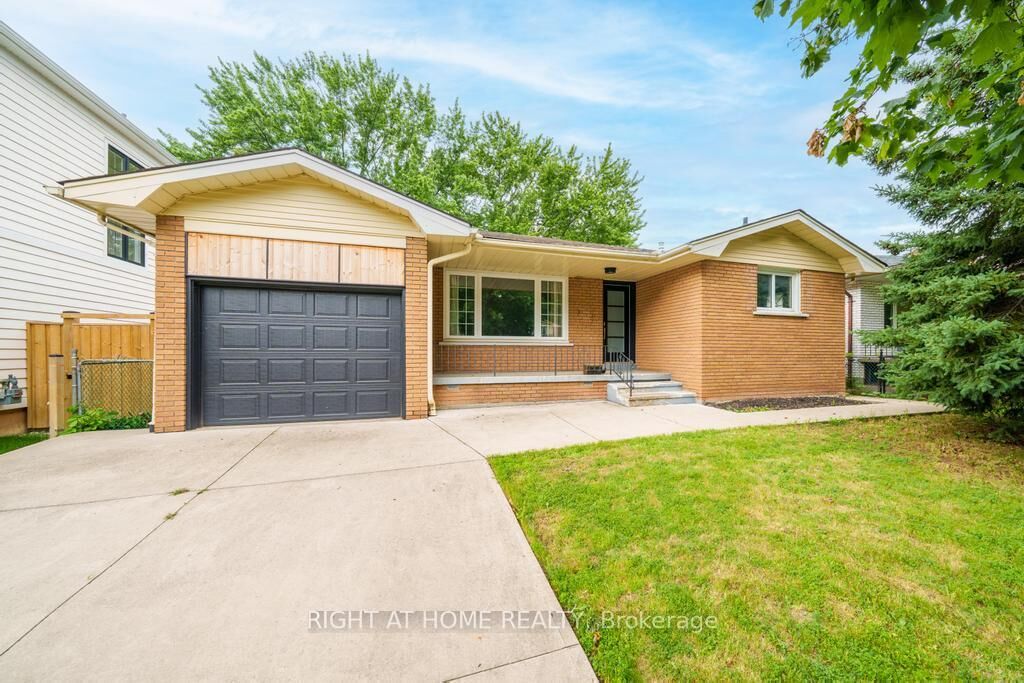 Property Photo: 662 Montego Crescent ON L7N 2Z1