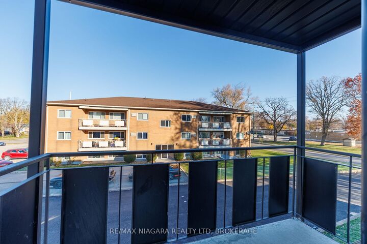 Property Photo:  141 Plymouth Road Unit 12  ON L3B 3C8 