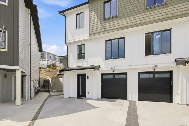Property Photo: 836 Blackbird Pl BC V9B 6H4