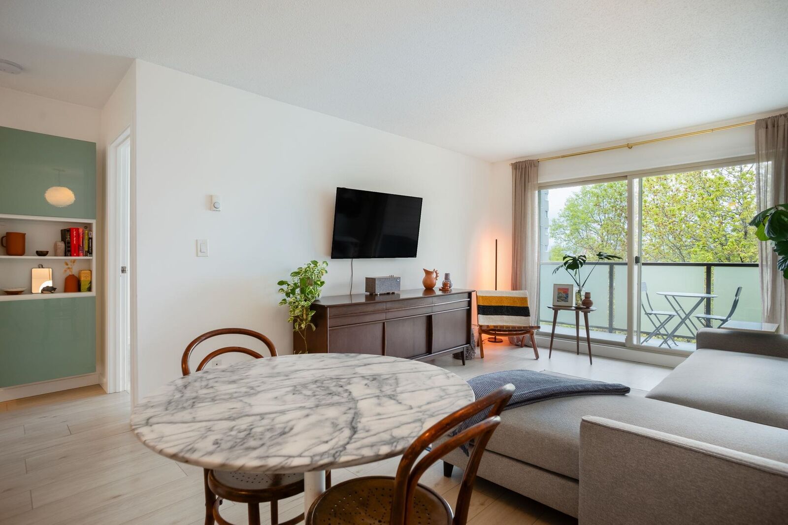 Property Photo:  1864 Frances Street 405  BC V5L 1Z7 