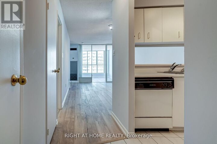 Property Photo:  44 St Joseph Street 2702  ON M4Y 2W4 