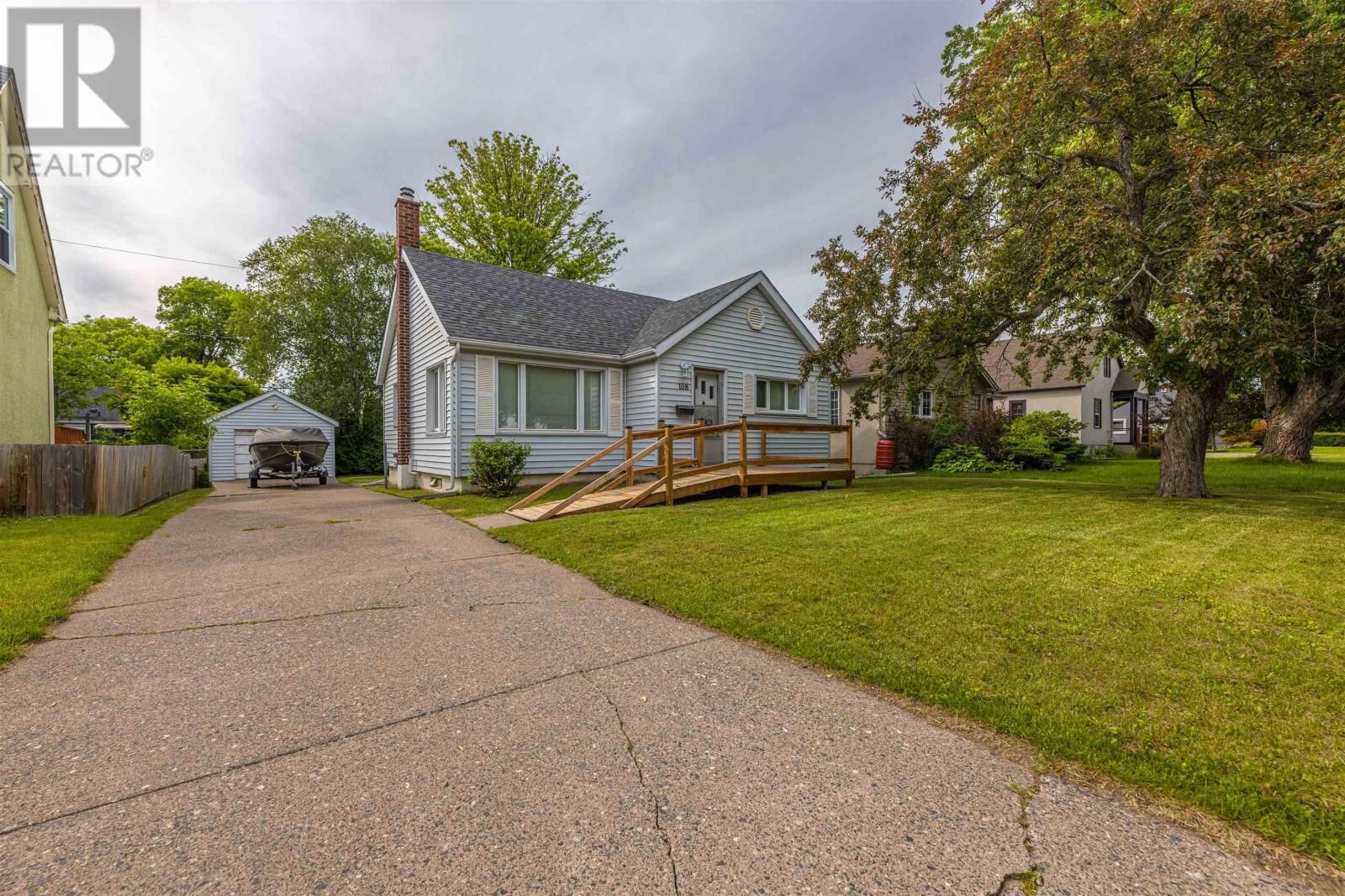 Property Photo:  108 Hill St S  ON P7B 3V1 