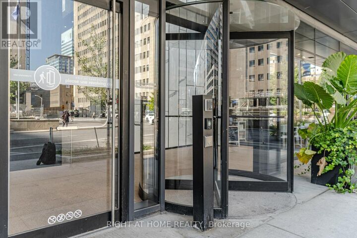 Property Photo:  488 University Avenue South 2507  ON M5G 0C1 