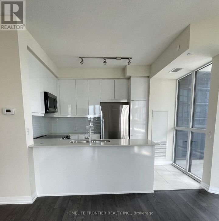Property Photo:  50 South Thomas Riley Road Southeast 517  ON M9N 0C5 