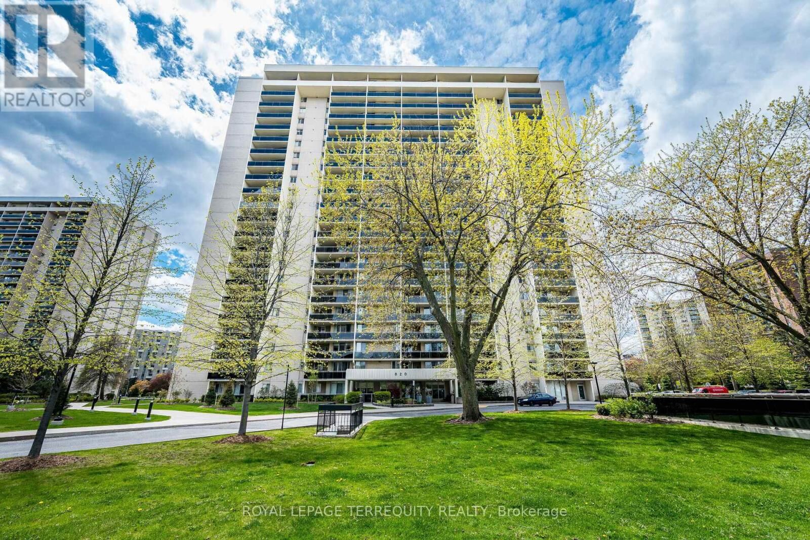 Property Photo:  820 Burnhamthorpe Road 1902  ON M9C 4W2 