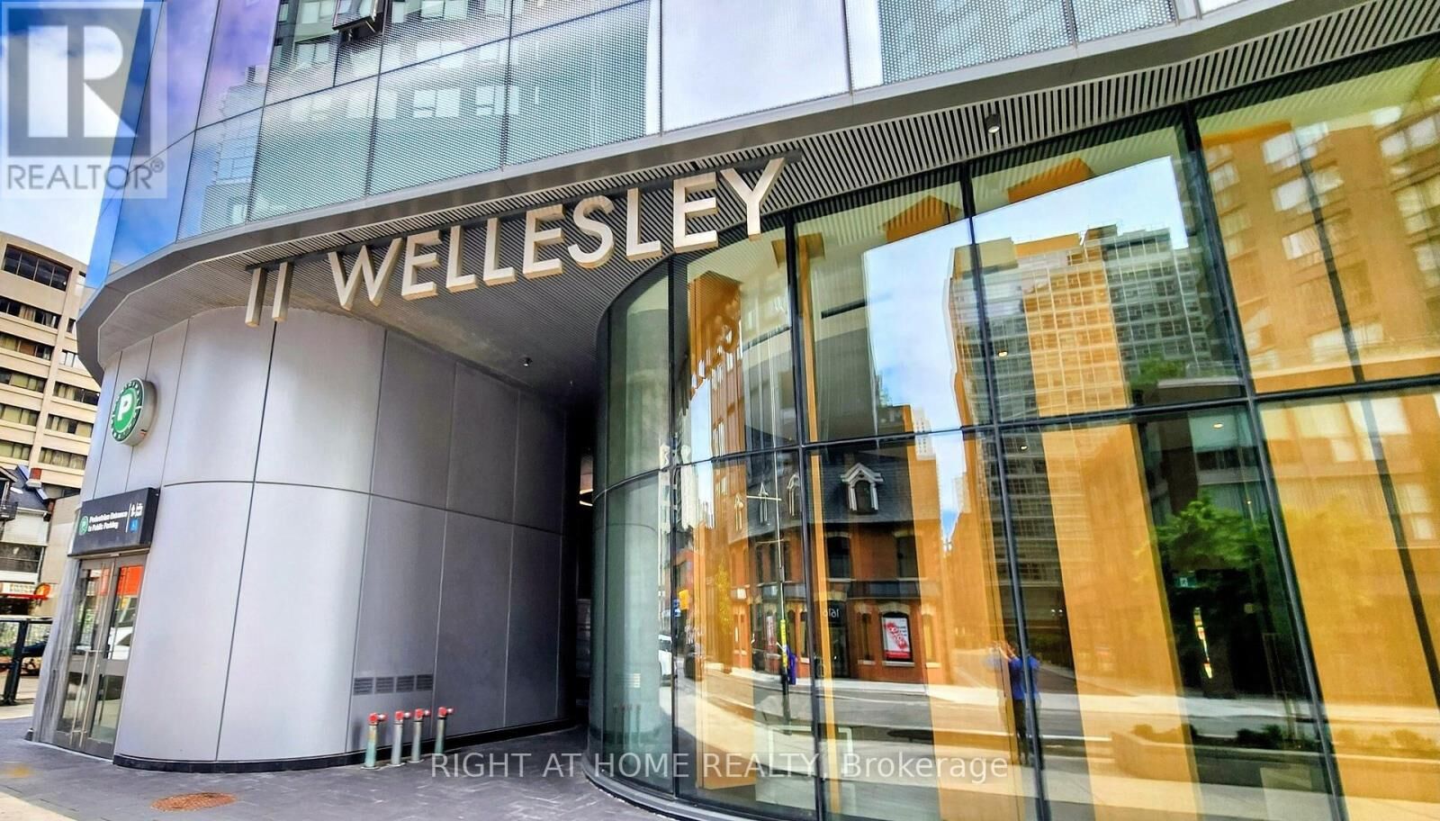 Property Photo: 11 Wellesley Street West 4301 ON M4Y 0G4