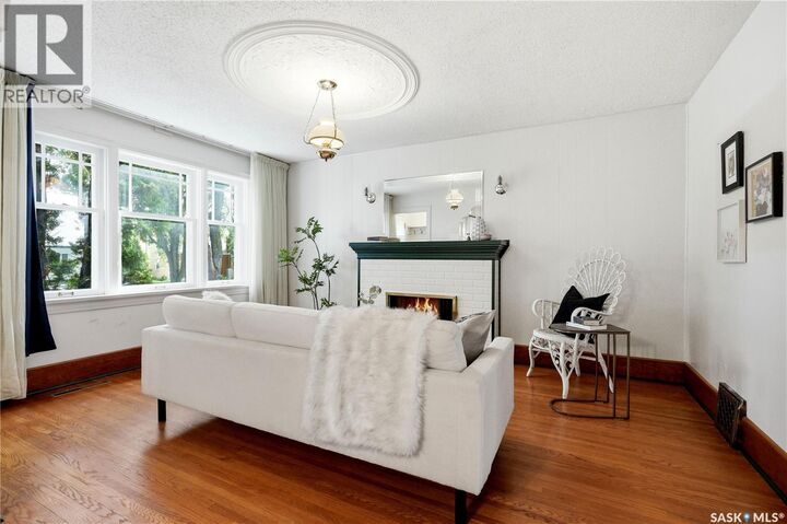Property Photo:  525 5th Street E  SK S7H 1G2 