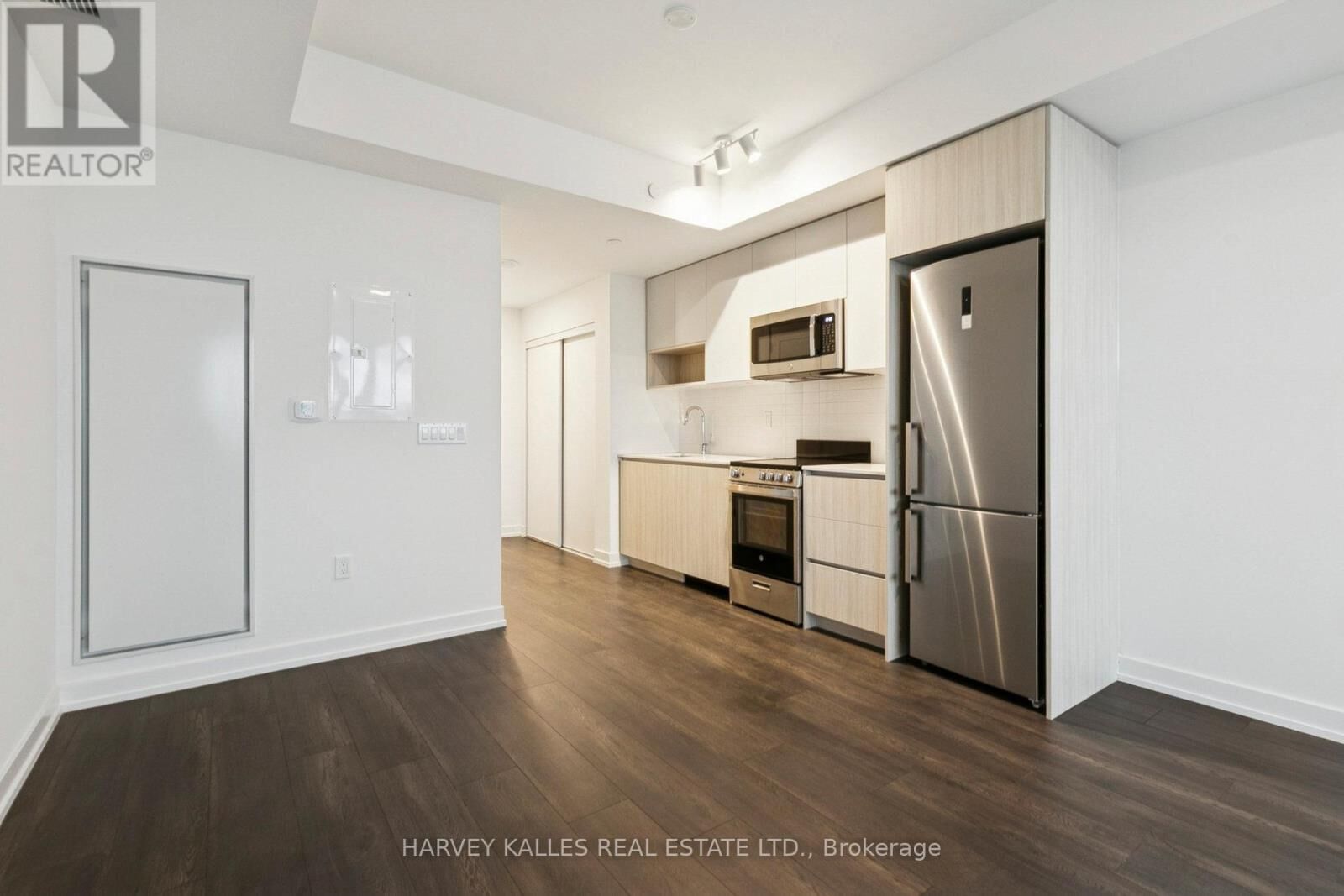 Property Photo:  801 The Queensway 512  ON M8Z 6A8 