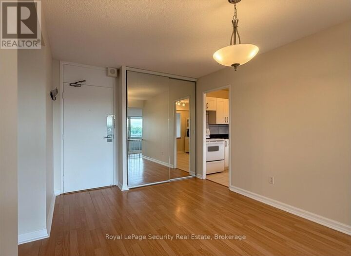 Property Photo:  260 Scarlett Road 608  ON M6N 4X6 
