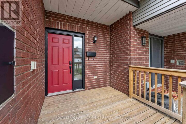 Property Photo:  26 Armadale Crescent  ON K2J 4A4 