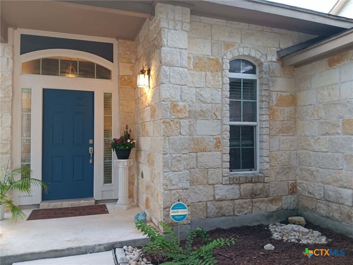 Property Photo: 924 Karah TX 78130
