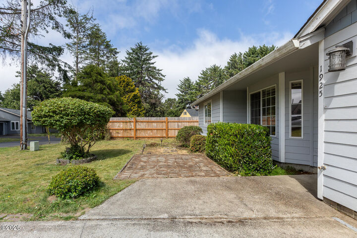 Property Photo: 1925 NW 38th Street OR 97367
