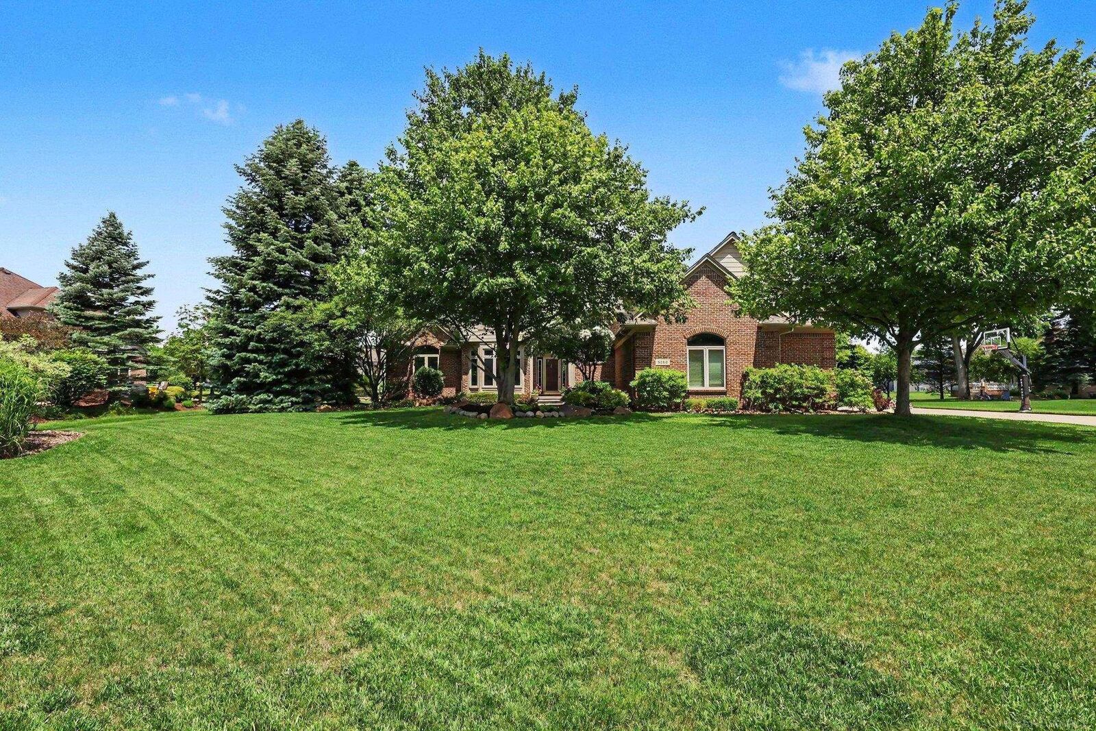 Property Photo:  3189 Huntington Circle  MI 48094 