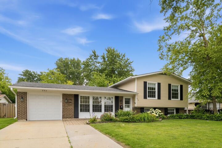 Property Photo: 890 Yorkshire Drive IL 60133