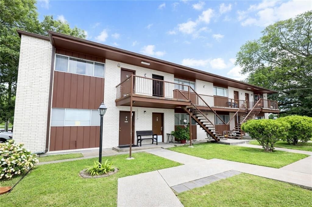 Property Photo:  106 E 3rd Street 21  LA 70037 