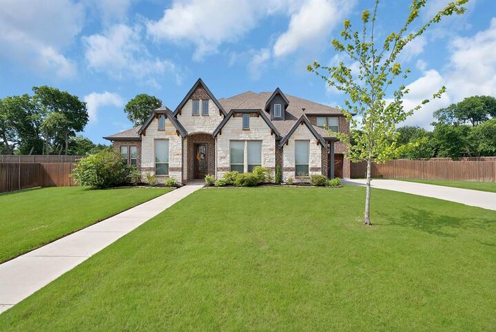 Property Photo:  810 Sundown Court  TX 76065 