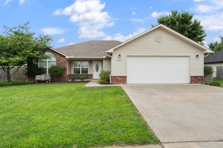 Property Photo:  1523 William Court  AR 72761 