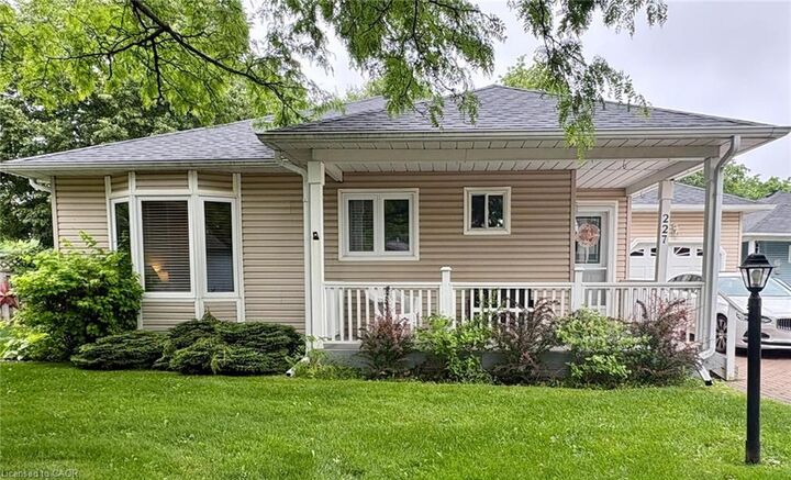 Property Photo: 227 Silverbirch Boulevard ON L0R 1W0