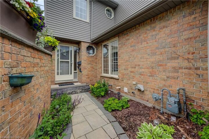 Property Photo: 647 Lansdowne Avenue 17 ON N4T 1K1