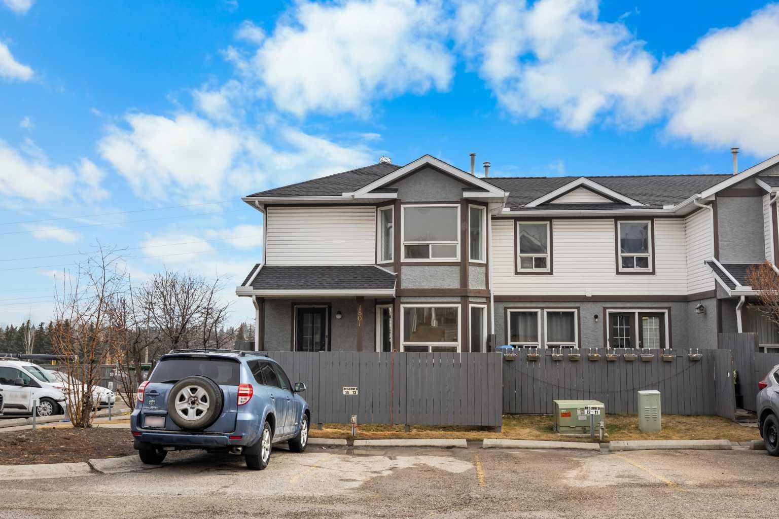 Property Photo:  1801 Signal Hill Green SW  AB T3H 2Y4 