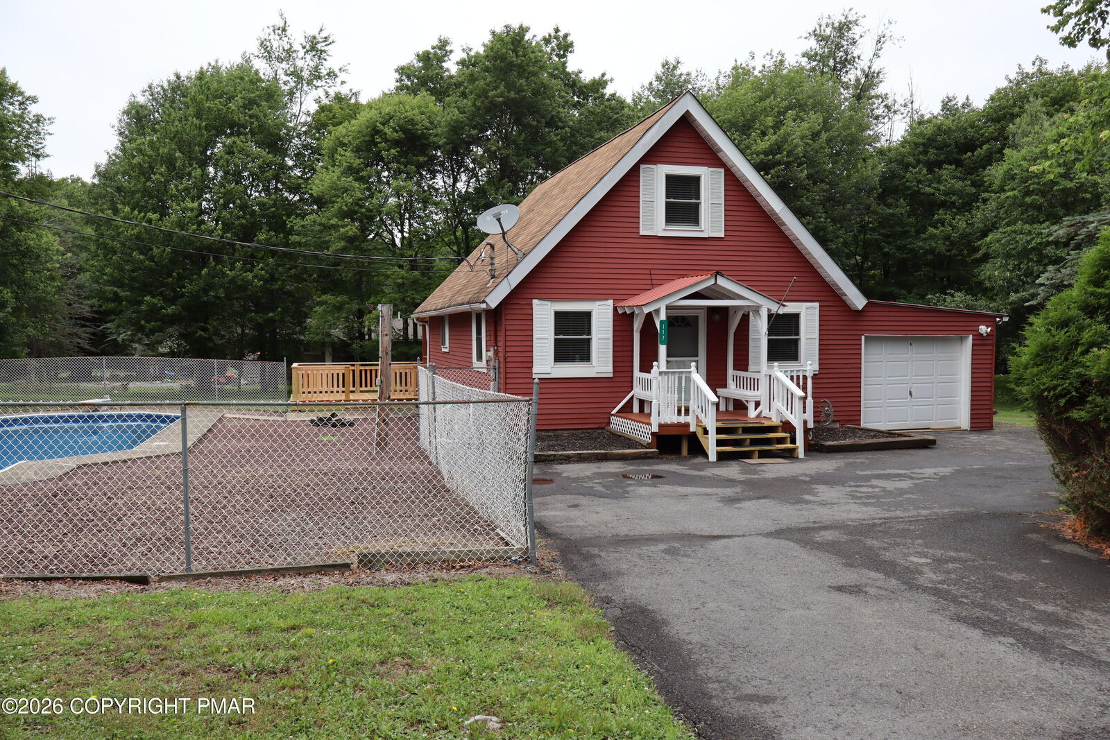 Property Photo: 117 Chippewa Trail PA 18210