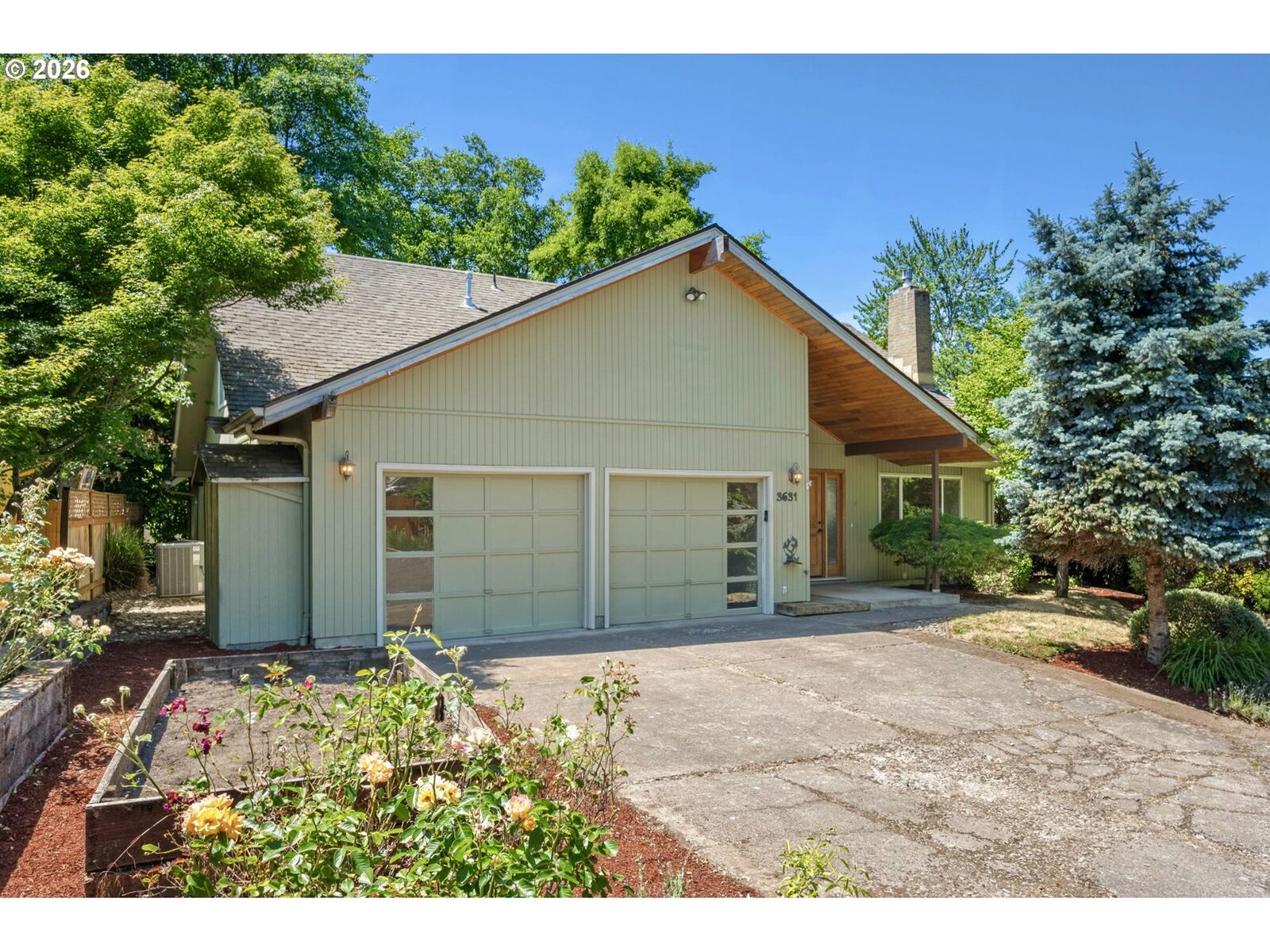 Property Photo: 3631 Kevington Ave OR 97405